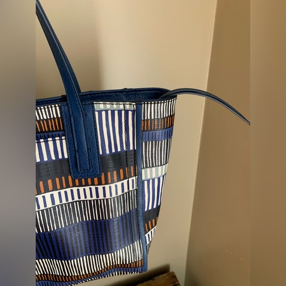 Fossil Emma Tote with matching wallet
Blue and brown pattern - Picture 4 of 16